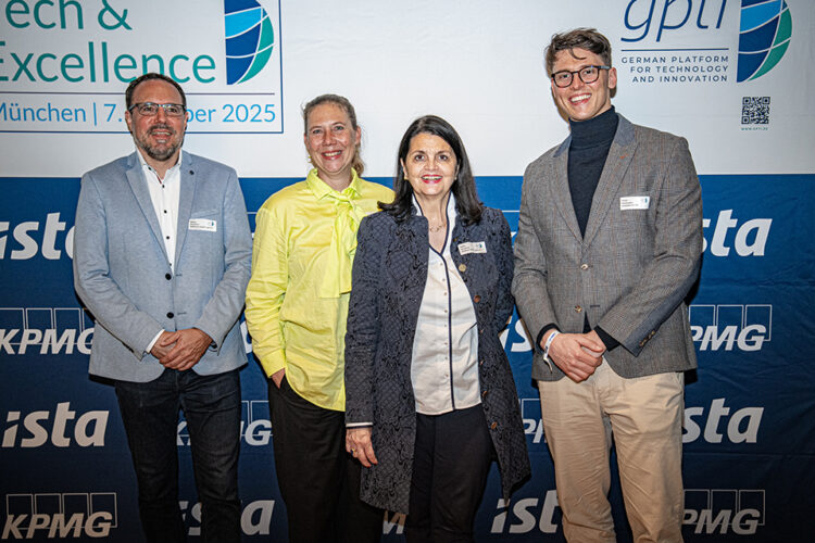 GPTI vor Fotowand Expo