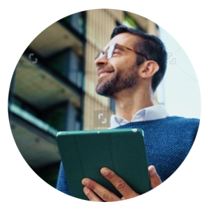 Property Manager mit Tablet nutzt BAScloud